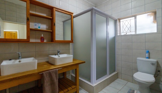 Kariega Volunteer Accommodation Shared Bathroom_1730182029203